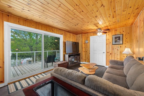 Salon - 384 Ch. Du Lac-De-La-Truite, Mansfield-Et-Pontefract, QC - Indoor Photo Showing Living Room With Fireplace