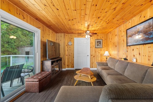 Salon - 384 Ch. Du Lac-De-La-Truite, Mansfield-Et-Pontefract, QC - Indoor Photo Showing Living Room