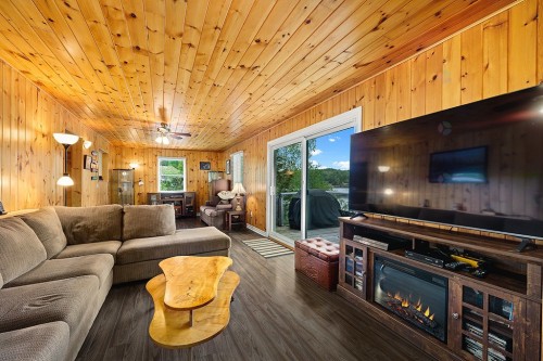 Salon - 384 Ch. Du Lac-De-La-Truite, Mansfield-Et-Pontefract, QC - Indoor Photo Showing Living Room