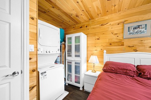 Chambre à coucher - 384 Ch. Du Lac-De-La-Truite, Mansfield-Et-Pontefract, QC - Indoor Photo Showing Laundry Room