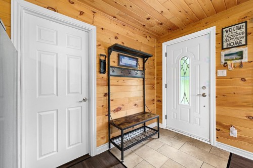Hall d'entrée/Vestibule - 384 Ch. Du Lac-De-La-Truite, Mansfield-Et-Pontefract, QC - Indoor Photo Showing Other Room