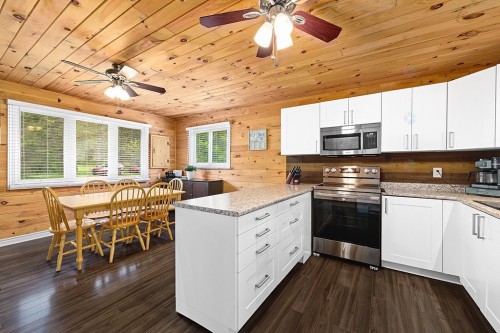 Cuisine - 384 Ch. Du Lac-De-La-Truite, Mansfield-Et-Pontefract, QC - Indoor Photo Showing Kitchen