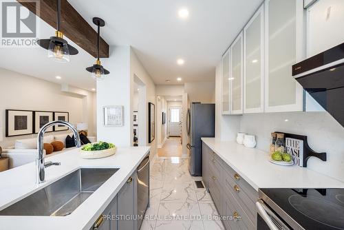 4094 Teakwood Drive, Mississauga, ON - Indoor Photo Showing Kitchen
