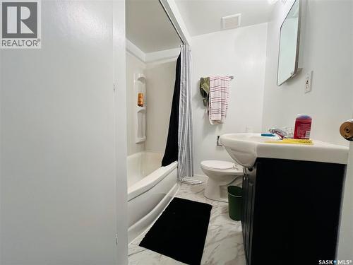 335 Chaplin Street W, Swift Current, SK - Indoor Photo Showing Bathroom