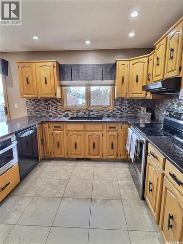 322 Spruce Drive, Estevan, SK - Indoor Photo Showing Kitchen