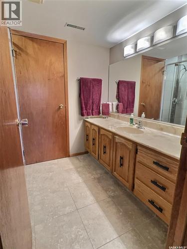 322 Spruce Drive, Estevan, SK - Indoor Photo Showing Bathroom