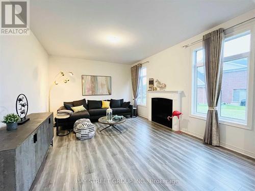 25 Mcisaac Drive, Springwater, ON - Indoor Photo Showing Living Room