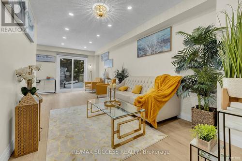 2281 Wildwood Crescent, Pickering, ON - Indoor Photo Showing Living Room