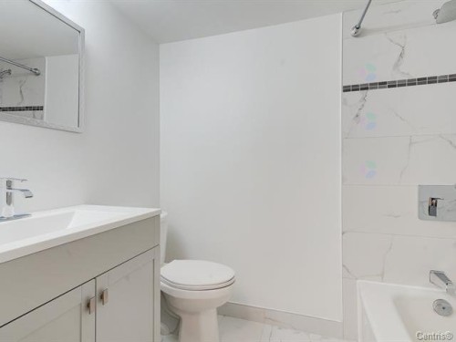 Bathroom - 1005-8050 Boul. St-Laurent, Brossard, QC - Indoor Photo Showing Bathroom