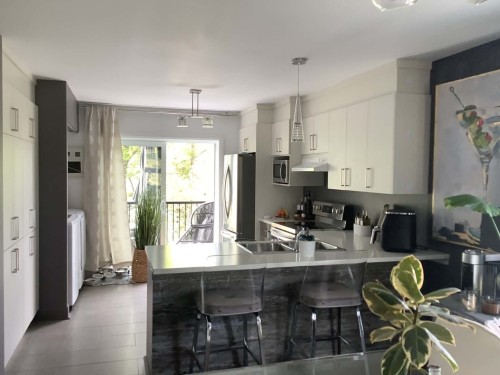 Cuisine - 43 Rue Robitaille, Sainte-Adèle, QC - Indoor Photo Showing Kitchen With Double Sink