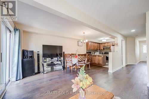 68 Denton Circle, Vaughan, ON - Indoor Photo Showing Living Room