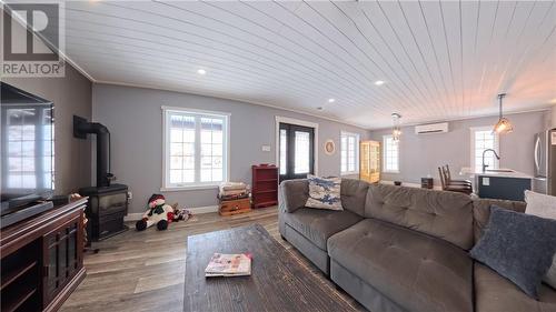 29 Vankoughnet  St. E., Little Current, ON - Indoor Photo Showing Living Room