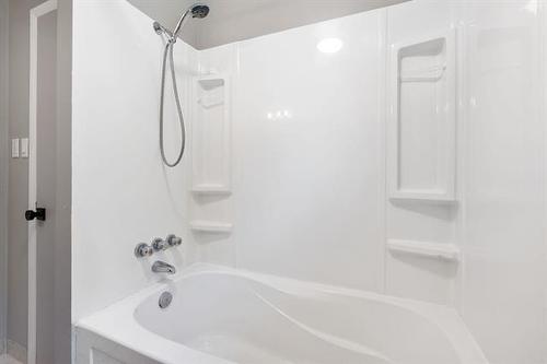 358 Ennis Cr, Treherne, MB 