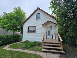 592 Polson AVE  Winnipeg, MB R2W 0M4