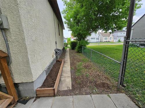 592 Polson Ave, Winnipeg, MB 