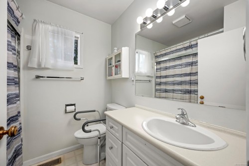 1617 Robb Ave, Comox, BC 