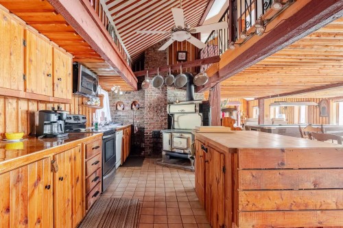 Cuisine - 1355A Ch. Du Mont-Loup-Garou, Sainte-Adèle, QC - Indoor Photo Showing Kitchen