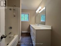 Main Floor 4pc bath - 