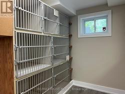 Small pet retention area. - 