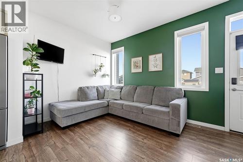3270 Chuka Boulevard, Regina, SK - Indoor Photo Showing Living Room
