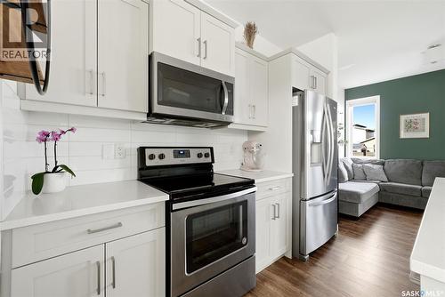 3270 Chuka Boulevard, Regina, SK - Indoor Photo Showing Kitchen With Stainless Steel Kitchen