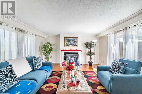 1157 Kos Boulevard, Mississauga, ON - Indoor Photo Showing Living Room