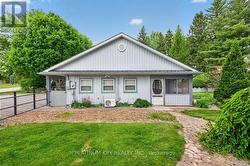 additional parking spot at the side of the house - 