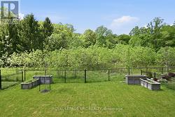 Backing onto quiet green space :) - 