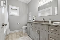 Main floor 4pc bathrom - 