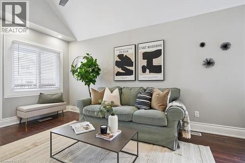 32 Allan Avenue, Hamilton, ON - Indoor Photo Showing Living Room