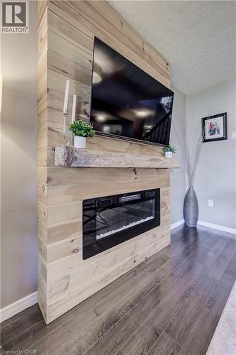 101 Edgemere Drive, Cambridge, ON - Indoor Photo Showing Living Room With Fireplace
