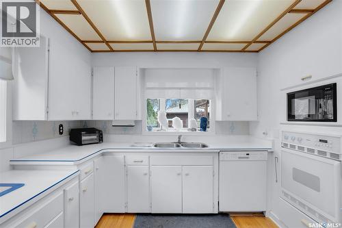 444 Q Avenue N, Saskatoon, SK - Indoor Photo Showing Kitchen With Double Sink