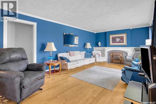 444 Q Avenue N, Saskatoon, SK - Indoor Photo Showing Living Room