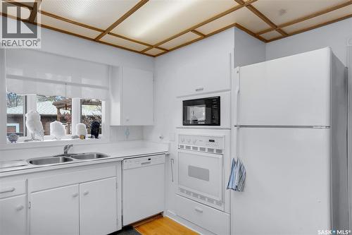 444 Q Avenue N, Saskatoon, SK - Indoor Photo Showing Kitchen With Double Sink