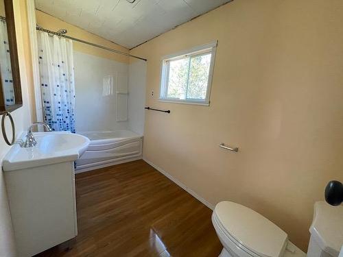 180 Third Street, Dryden, ON - Indoor Photo Showing Bathroom