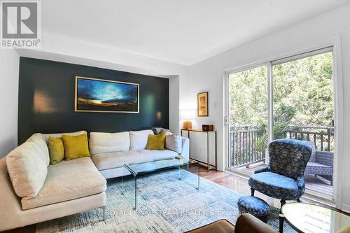 7 Academy Private, Ottawa, ON - Indoor Photo Showing Living Room