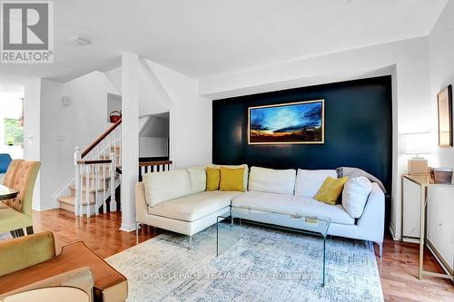 7 Academy Private, Ottawa, ON - Indoor Photo Showing Living Room