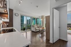 1606 - 950 PORTAGE PARKWAY Vaughan, ON L4K 0J7