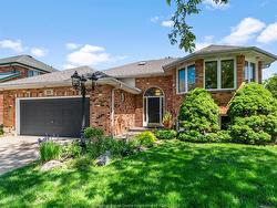 211 Sunnyside Lasalle, ON N9J 3J2