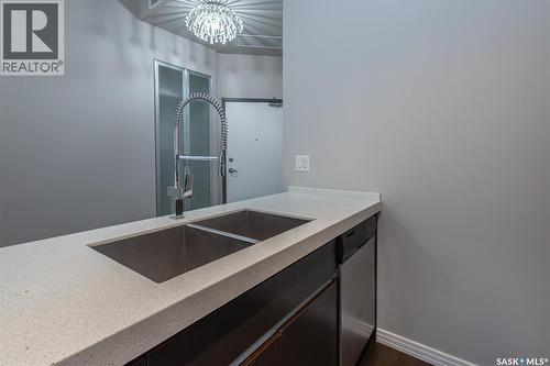 307 225 Maningas Bend, Saskatoon, SK - Indoor Photo Showing Kitchen With Double Sink