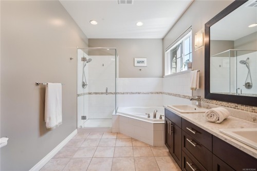 #122-945 Bear Mountain Pkwy, Langford, BC 