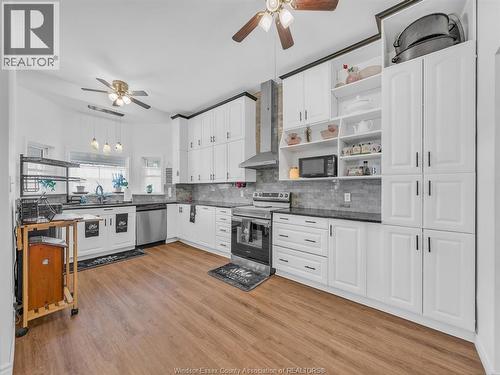 2115 Longfellow, Windsor, ON - Indoor Photo Showing Kitchen With Upgraded Kitchen