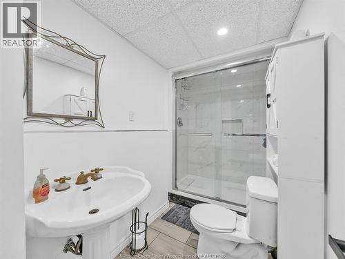 2115 Longfellow, Windsor, ON - Indoor Photo Showing Bathroom