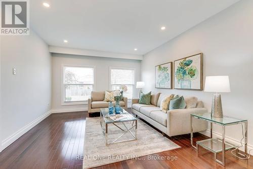 533 Tipperton Crescent, Oakville, ON - Indoor Photo Showing Living Room
