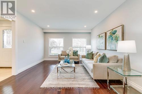533 Tipperton Crescent, Oakville, ON - Indoor Photo Showing Living Room