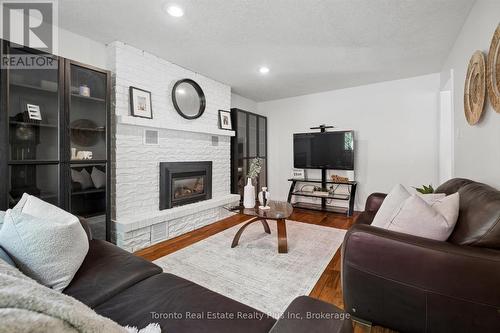 109 Ashberry Place, Waterloo, ON - Indoor Photo Showing Living Room With Fireplace