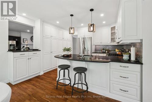 109 Ashberry Place, Waterloo, ON - Indoor Photo Showing Kitchen With Upgraded Kitchen
