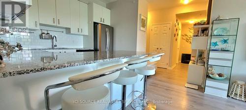 301 - 11611 Yonge Street, Richmond Hill, ON - Indoor Photo Showing Kitchen With Upgraded Kitchen
