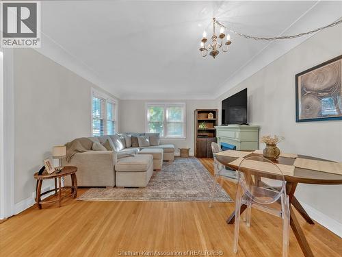 27 Jackson Drive, Chatham, ON - Indoor Photo Showing Living Room