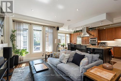 20 - 4135 Shipp Drive Ne, Mississauga, ON - Indoor Photo Showing Living Room